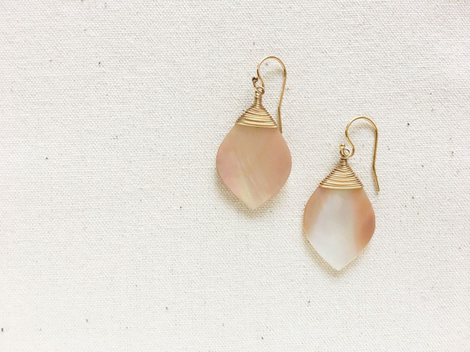 長傘がつなぐ日本の暮らしと文化進化する雨と日差しへの守り手