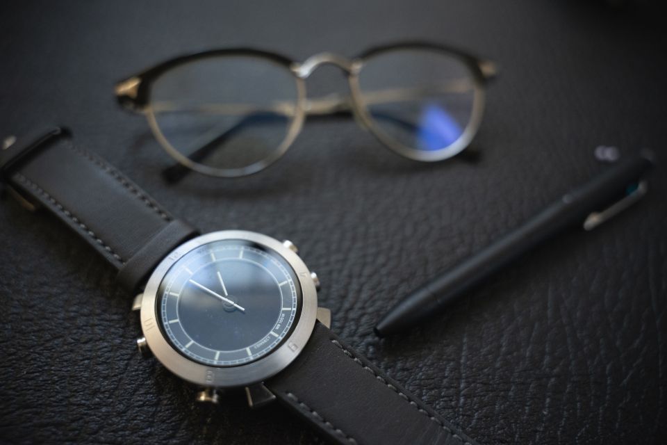 日本の気候と暮らしに寄り添うメンズ雨傘の選び方と機能的進化